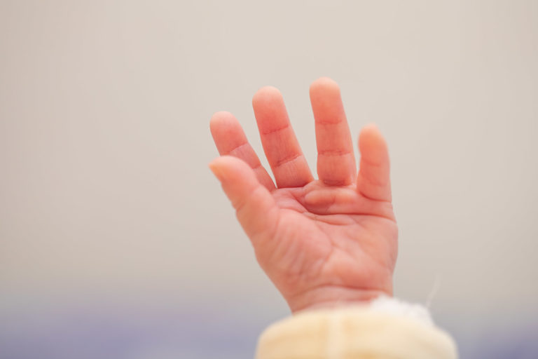 Petite main de bébé
